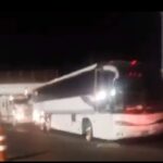 Elementos de la GN disparan a autobús que huye de retén (VIDEO)