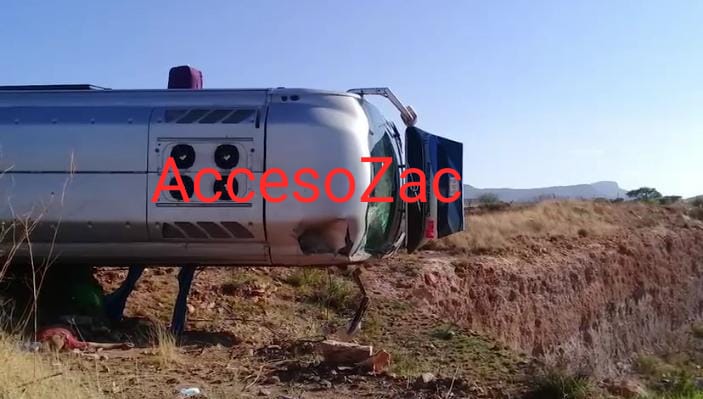 Se accidenta autobús de pasajeros en Miguel Auza, Zacatecas, rescatistas reportan cinco muertos y diez heridos de gravedad.