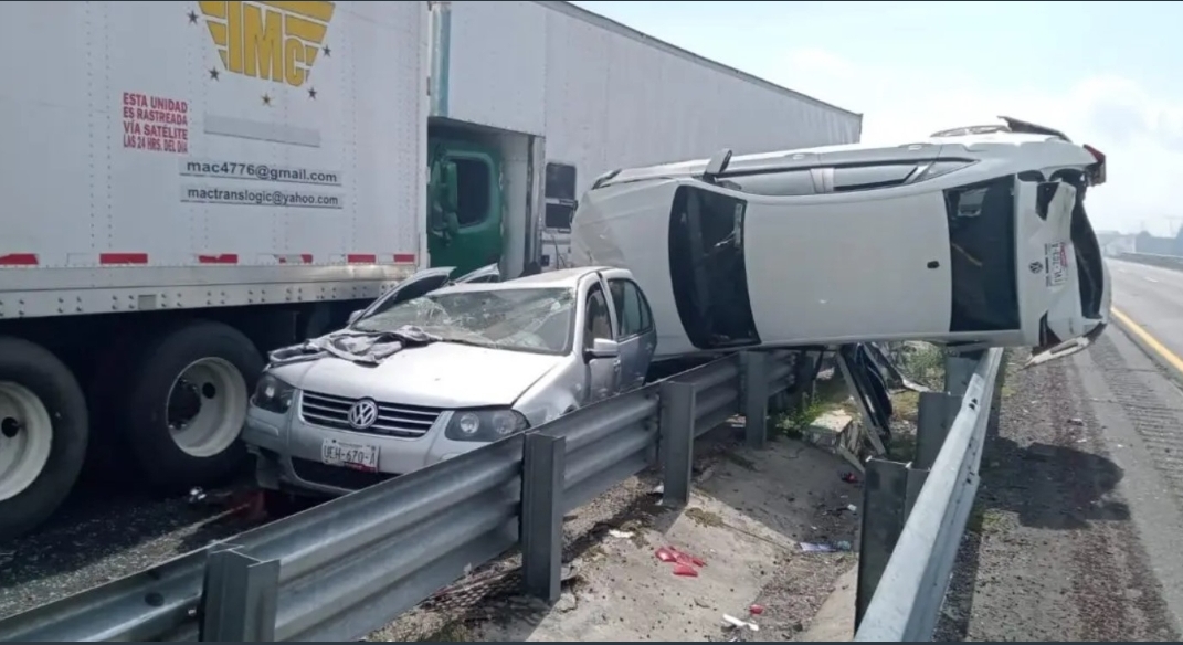 En este momento estás viendo Puebla: Carambola entre 20 vehículos deja 2 muertos y varios heridos
