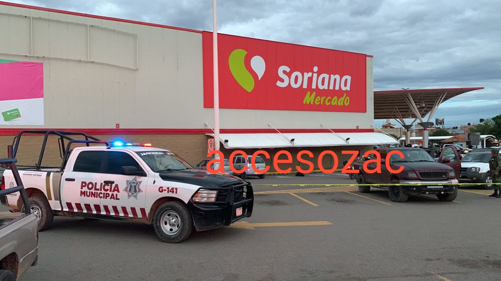 Lee más sobre el artículo Tres policías heridos, y un sicario abatido en el estacionamiento de soriana mercado en Guadalupe.