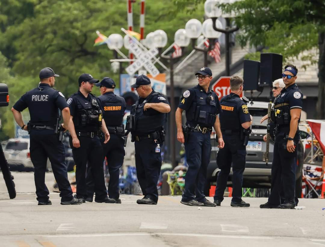 <br>Muere un mexicano en tiroteo durante un desfile  en Highland Park, Illinois
