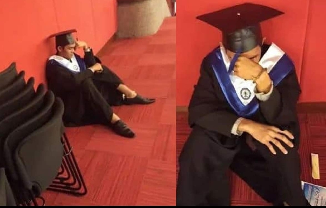 Joven se hace viral al llorar en graduación porque familia no asisitó