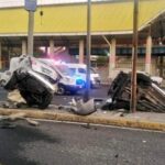 Automóvil se parte en dos tras chocar contra un poste; una pareja de jóvenes perdió la vida