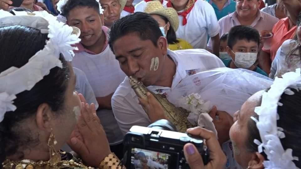 Alcalde de Huamelula, Oaxaca, se casa con una lagarta.