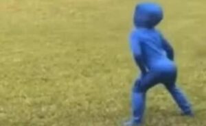 Lee más sobre el artículo Niño recibe «traje invisible» y el uso que le dio enterneció a TikTok