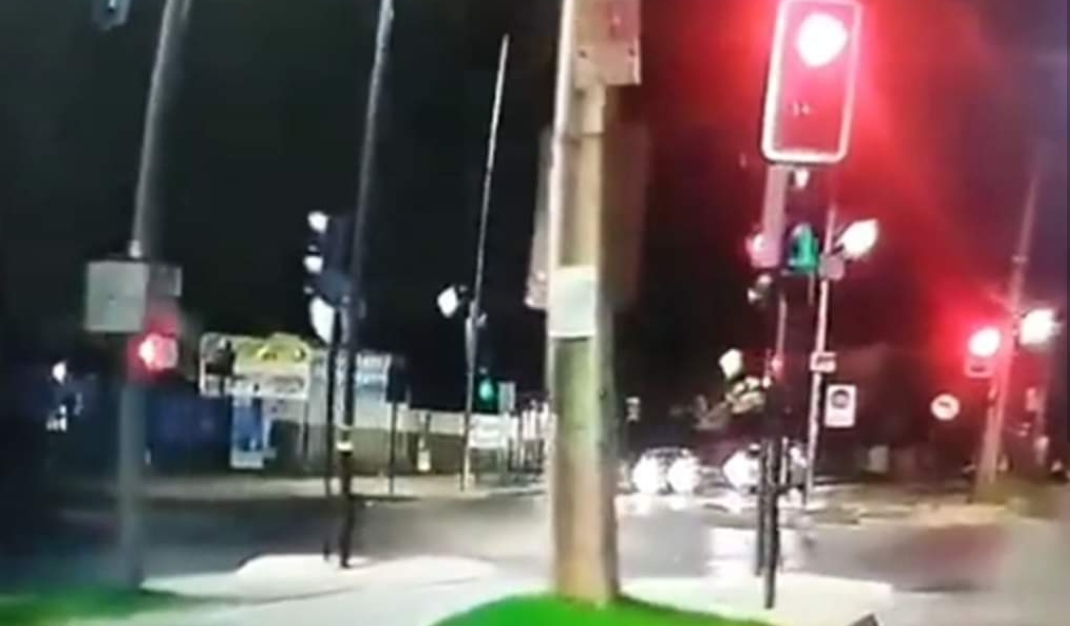 Video: Mujer atropella a ladrones y se salva de que le roben su auto