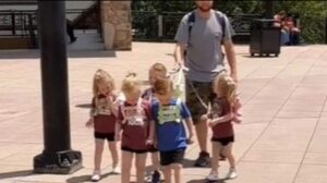 Lee más sobre el artículo Video de un padre que pasea a sus quintillizos con correas se vuelve viral