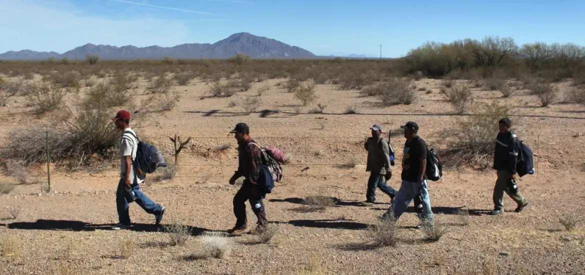 Lee más sobre el artículo Dos hermanos mexicanos mueren abrazados en el desierto de Arizona, fueron abandonados por el «coyote»