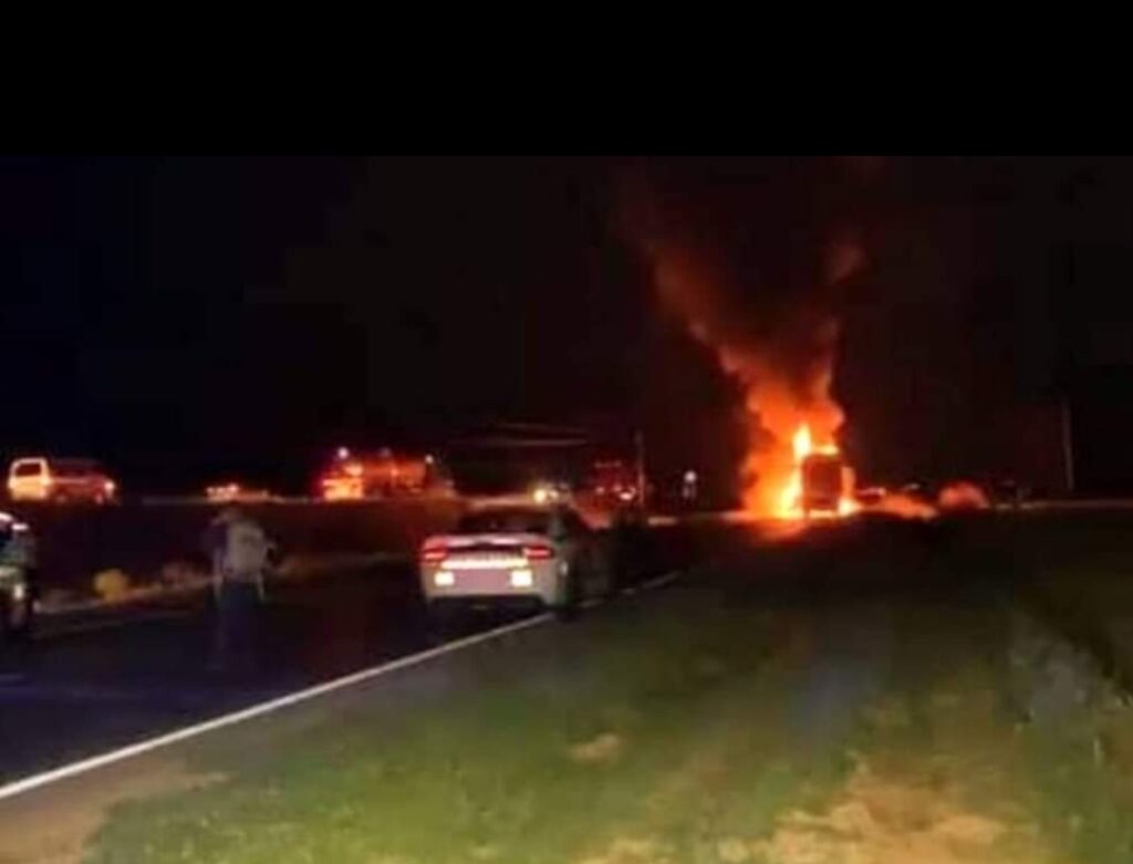 Madrugada violenta en Zacatecas: Grupo armado bloquea e incendian vehículos en carretera