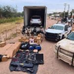 Nogales, Sonora: Aseguran trailer con un gran arsenal y vehículos robados