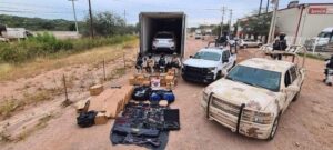 Lee más sobre el artículo Nogales, Sonora: Aseguran trailer con un gran arsenal y vehículos robados
