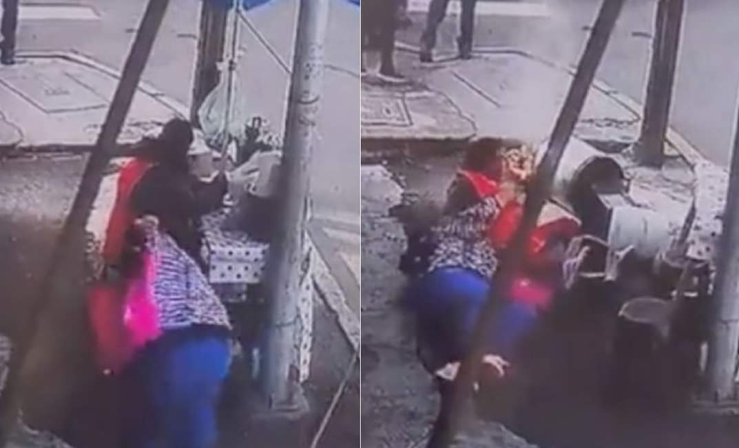 Mujer se tropieza y tira un puesto de tamales. VIDEO