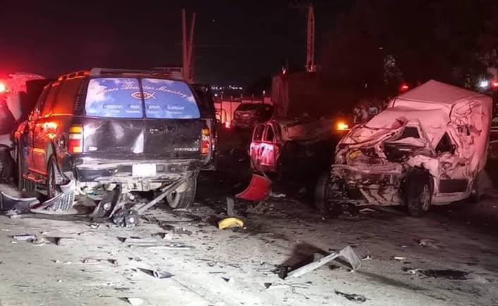 Varios autos incendiados y personas fallecidas tras Carambola en la Méx-Qro.