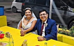 Lee más sobre el artículo Pareja de recién casados  acuden a taquería de Chetumal para celebrar