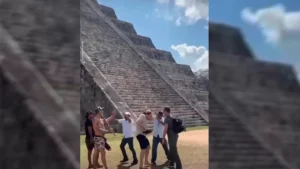Lee más sobre el artículo #Video Le ponen sus chatos a turista extranjero en Chichén Itzá por subir pirámide