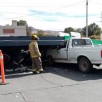Anuncio espectacular de gasolinera se derrumba sobre camioneta en Zacatecas