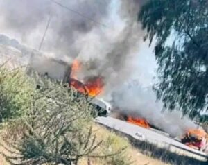 Lee más sobre el artículo Enfrentamiento en pinos Zacatecas, deja un sicario abatido y al menos 10 vehículos incendiados.