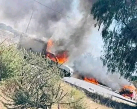 Enfrentamiento en pinos Zacatecas, deja un sicario abatido y al menos 10 vehículos incendiados.