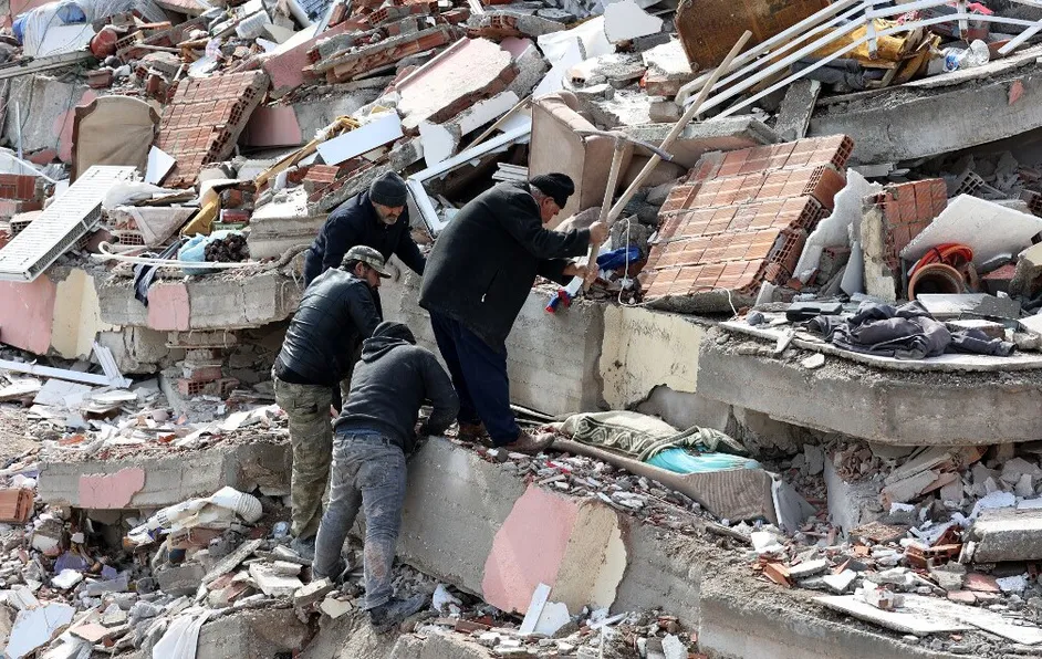 VIDEO Niña protege a su hermanito debajo de los escombros hasta ser rescatados en Turquía