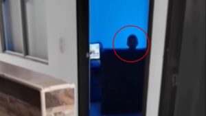Lee más sobre el artículo Video viral de presunto niño fantasma riéndose en una casa desconcierta a usuarios de Instagram.