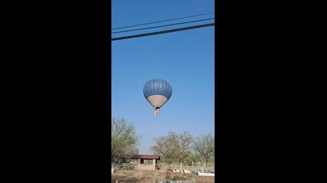 VIDEO: se incendia y se desploma un globo aerostático en Teotihuacán, 2 personas habrían muerto.