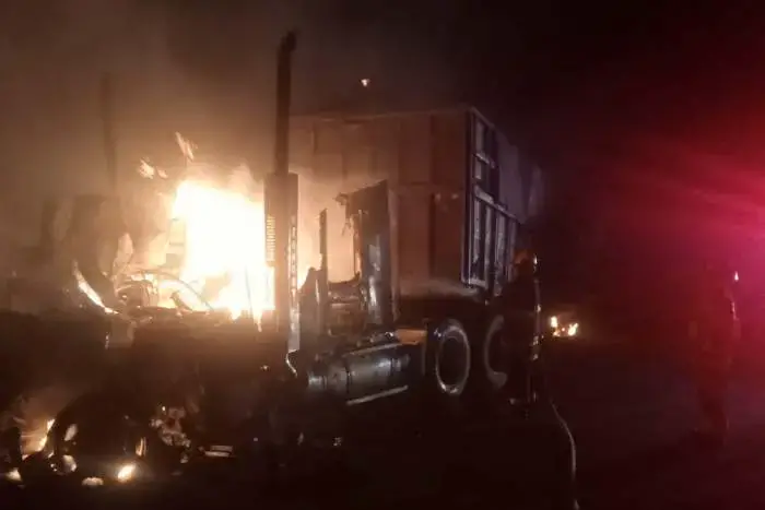 Muere trailero calcinado en la autopista Zacatecas Aguascalientes.