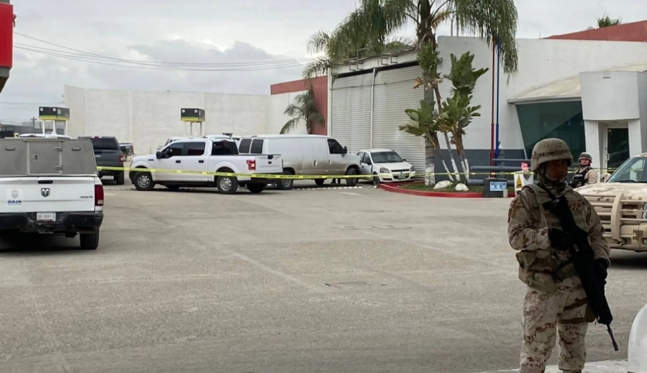Hallan siete cuerpos en una camioneta abandonada dentro de un estacionamiento en Tijuana
