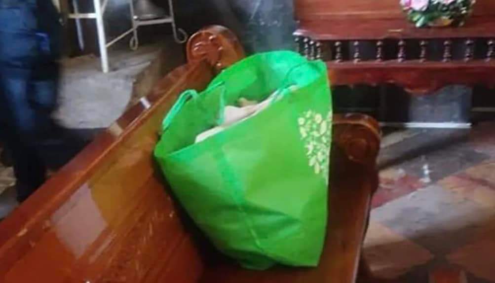 Bebé fue abandonada dentro de una iglesia, lo dejaron en una bolsa de tela