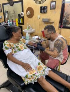 Lee más sobre el artículo Abuelita yucateca se hace un tatuaje y ya es viral