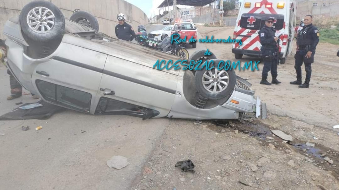 Volcadura en Zacatecas: Automovilista joven sale ilesa tras accidente en el bulevar Bicentenario