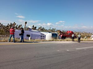 Lee más sobre el artículo Accidente en Carretera Federal 54: Autobús Volcado Deja Lesionados en Concepción del Oro
