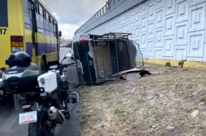 Lee más sobre el artículo Choque entre Camión de Ruta 16 y Pickup en Bulevar López Mateos