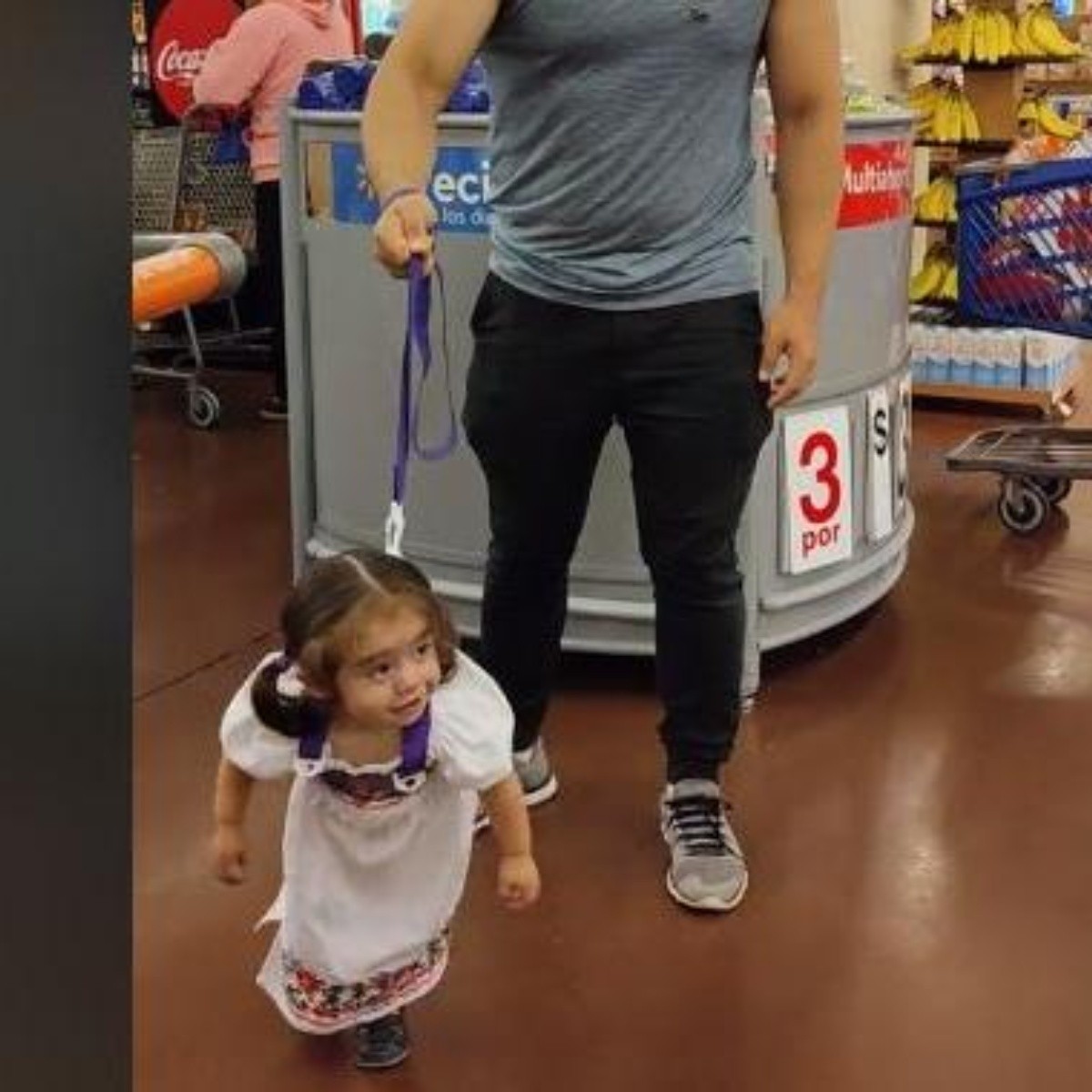 VIDEO: Niña juega a ser una voladora de Papantla con su papá