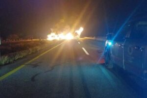 Lee más sobre el artículo Camión quinta rueda se vuelca e incendia en Río Grande
