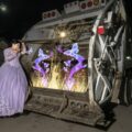 Quinceañera posa junto a camión de basura en honor a su papá