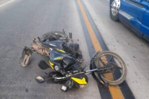 Lee más sobre el artículo Motociclista y novia embarazada heridos tras impacto de llanta de tráiler en Torreón