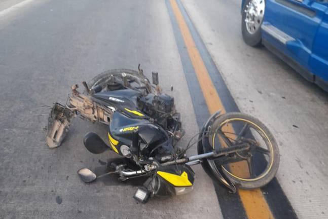 Motociclista y novia embarazada heridos tras impacto de llanta de tráiler en Torreón